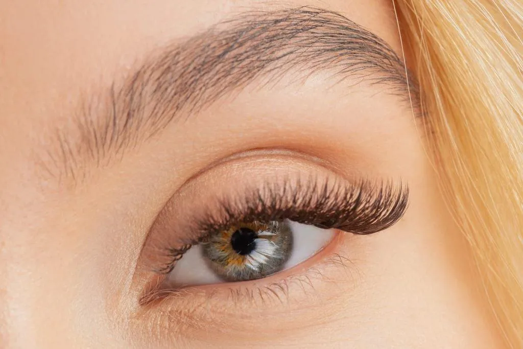 Przedłużone rzęsy Cat-Eye — oczy blisko osadzone, zbliżenie